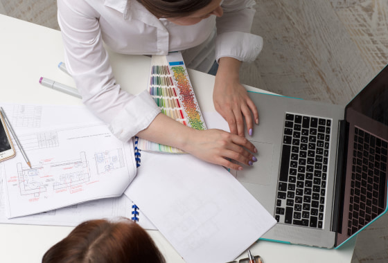 福岡から全国へ広がる顧客基盤と多彩なパートナーとオンラインで打ち合わせを行う様子