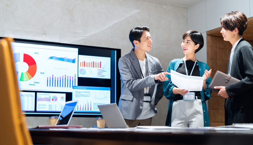 福岡を拠点にWEBマーケティングに特化した成果報酬型の広告代理店・アプリケーション開発運営・飲食店経営を展開するスタッフ会議の様子