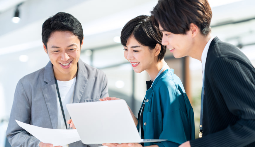 福岡でWEBマーケティングやアプリケーション開発運営、飲食店経営について打ち合わせを行うスタッフ